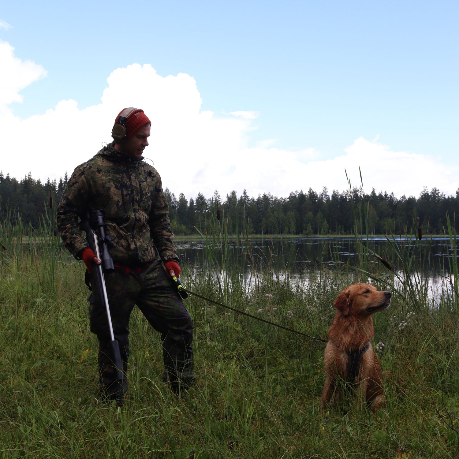 Skutsi hat pulu fingerless gloves alpacawool man with dog in nature