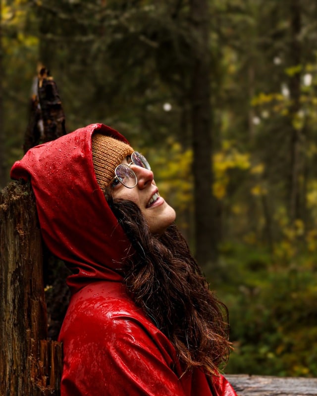 Viima-Alpaca wool-hat-worn by a woman in the rain