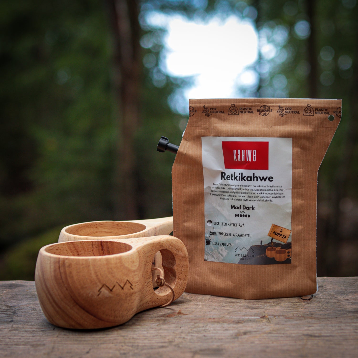 retkikahvi_tumma_paahto_kahwe_wolmark_kuksat_vierellä
