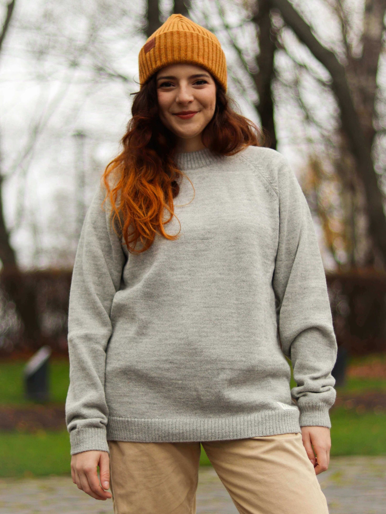 hurma_alpakanvilla_crew_neck_villapaita_vaaleanharmaa_naisen_päällä